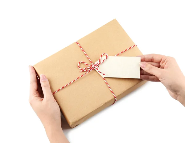 Mujer con caja de regalo de paquete sobre fondo blanco — Foto de Stock