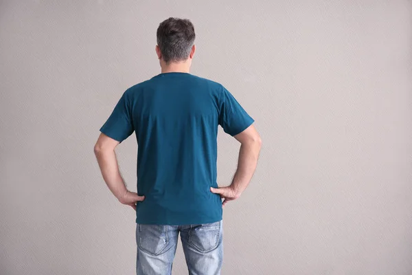 Man in kleur t-shirt — Stockfoto