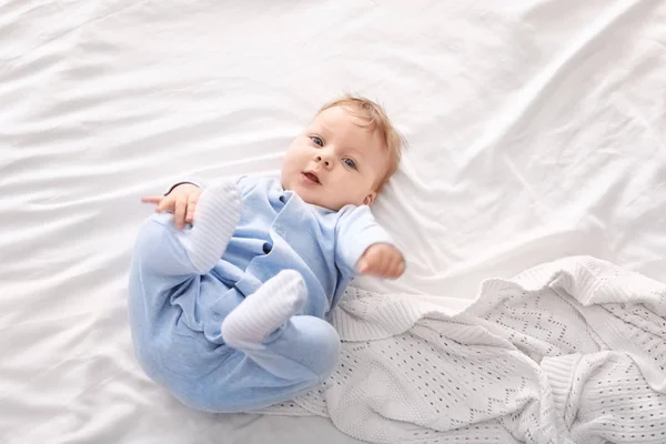 Aranyos kis baba fekszik az ágyon, felülnézet — Stock Fotó