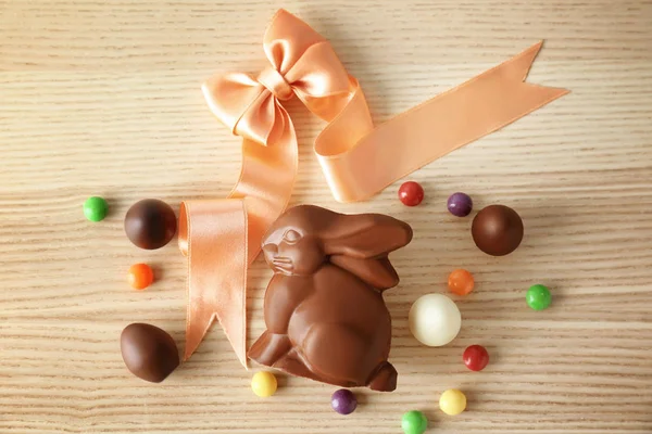Chocolate conejito de Pascua y dulces en la mesa — Foto de Stock