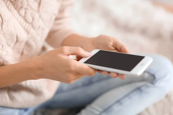 Jovem com telefone celular — Fotografia de Stock