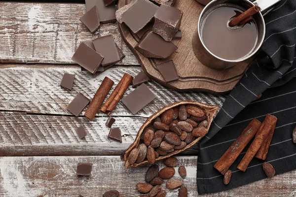 Komposition med kakao pod och bönor på träbord — Stockfoto