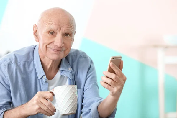 Nedsatt Hörsel Man Med Telefonen Hemma — Stockfoto