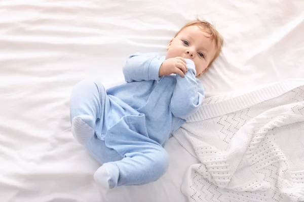 Niedliches kleines Baby liegt auf dem Bett, Blick von oben — Stockfoto