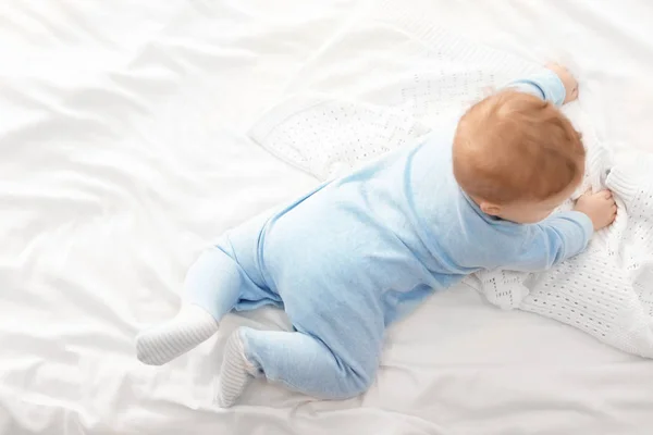 Söt liten bebis liggande på sängen, ovanifrån — Stockfoto