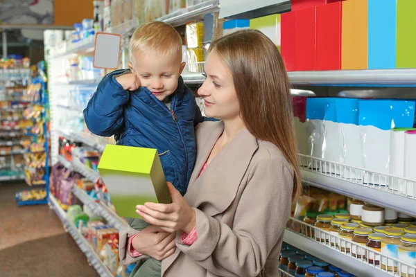 Jonge Moeder Met Kleine Zoon Kiezen Van Babyvoeding Supermarkt — Stockfoto