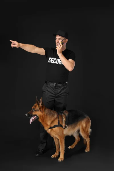 Guardia de seguridad con perro — Foto de Stock