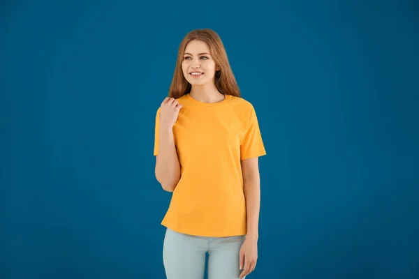 Giovane donna in elegante t-shirt — Foto Stock