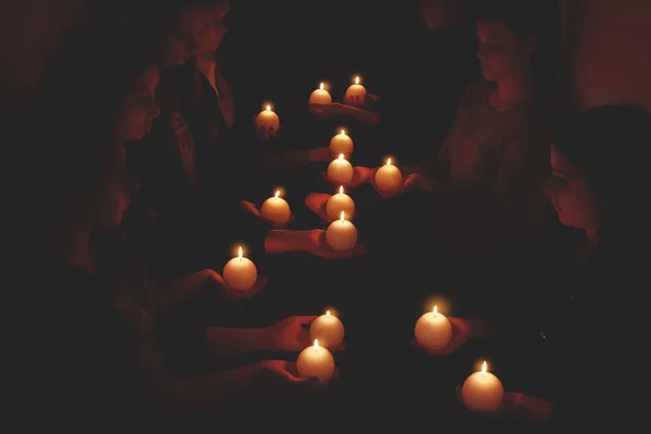 Menschen mit brennenden Kerzen — Stockfoto