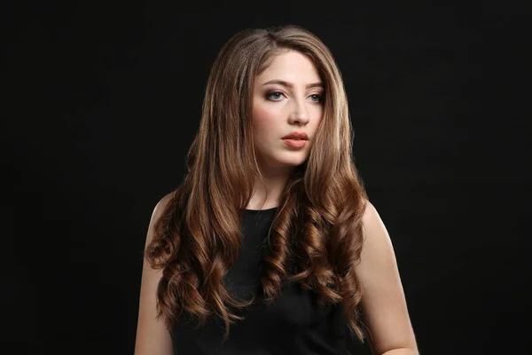 Mujer Joven Con Color Pelo Caramelo Sobre Fondo Negro — Foto de Stock