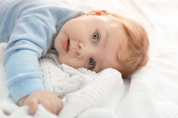 Carino piccolo bambino sdraiato su letto — Foto Stock