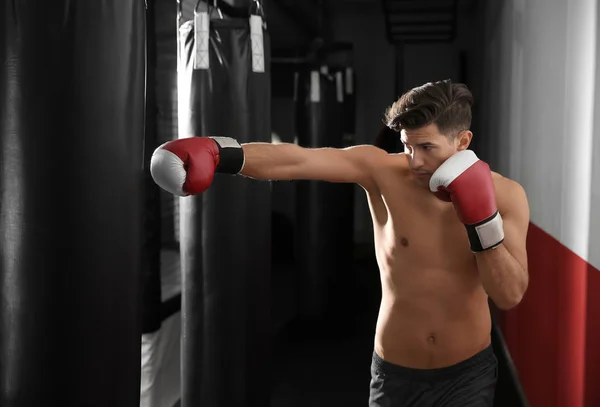 Erkek Boxer Kum Torbası Içinde Jimnastik Salonu Ile Eğitim — Stok fotoğraf