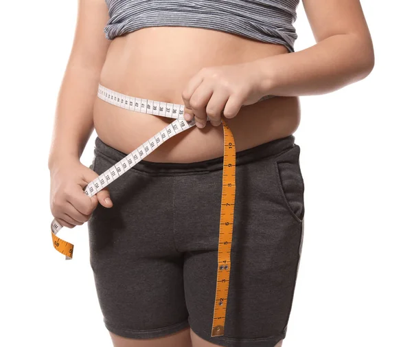 Excesso de peso menino medindo sua cintura no fundo branco — Fotografia de Stock