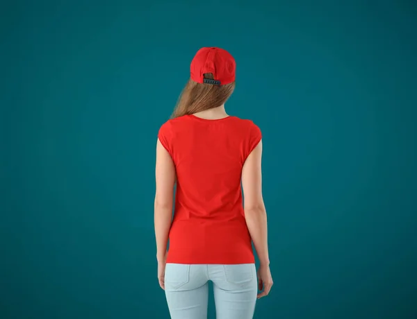 Mujer Joven Elegante Camiseta Sobre Fondo Color Burla Para Diseño — Foto de Stock