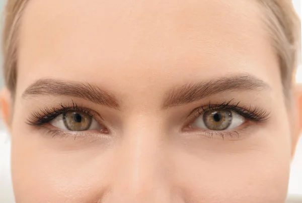 Ung kvinna med vackra ögonbryn — Stockfoto