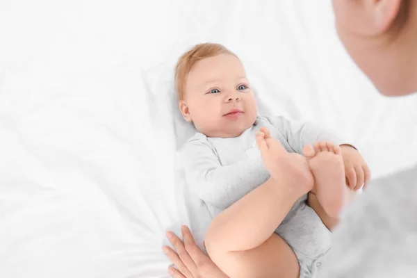 Ung mamma och hennes barn på sängen hemma — Stockfoto