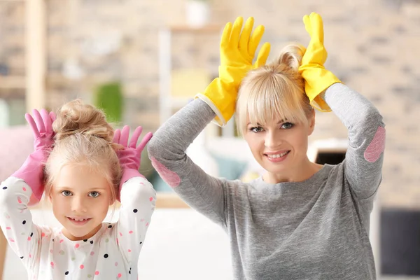 Liten Flicka Och Hennes Mamma Som Spelar Vid Rengöring Upp — Stockfoto