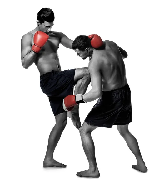 Jovens Kickboxers Lutando Fundo Branco — Fotografia de Stock