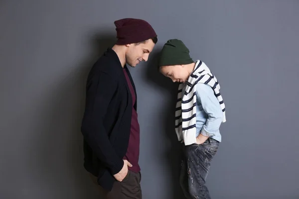 Pai e filho elegantes — Fotografia de Stock
