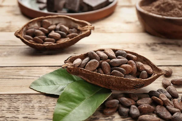 La mitad de la vaina de cacao con frijoles — Foto de Stock