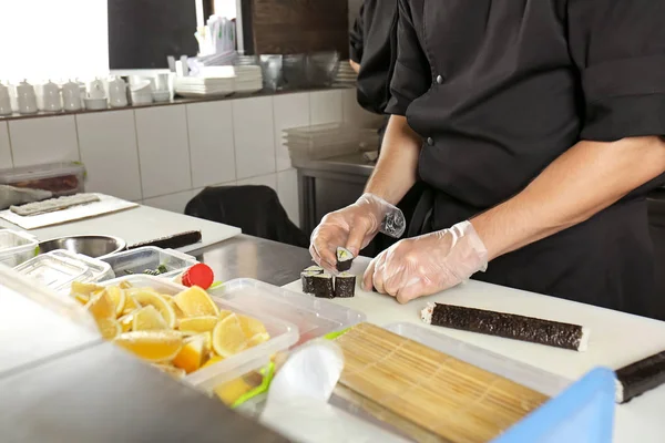 厨师在餐馆做美味的希卷 — 图库照片