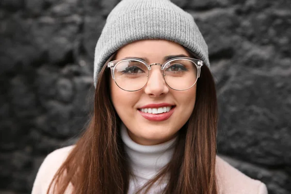 Hermosa Mujer Sonriente Sobre Fondo Oscuro — Foto de Stock