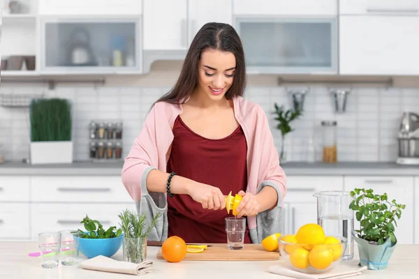 Mujer joven preparando limonada — Foto de Stock