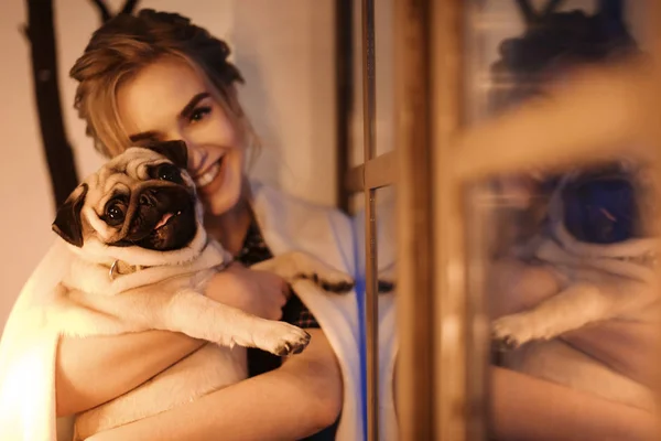 Giovane Donna Con Simpatico Cane Carlino Vicino Alla Finestra Casa — Foto Stock