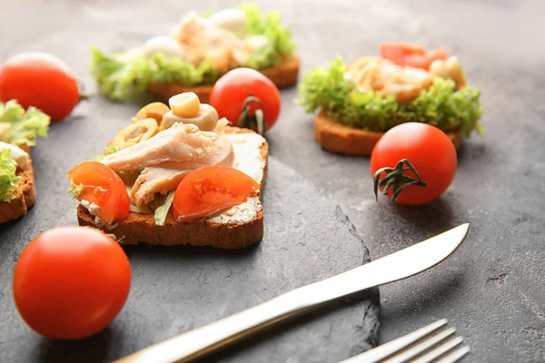 Plate with tasty chicken bruschetta — Stock Photo, Image