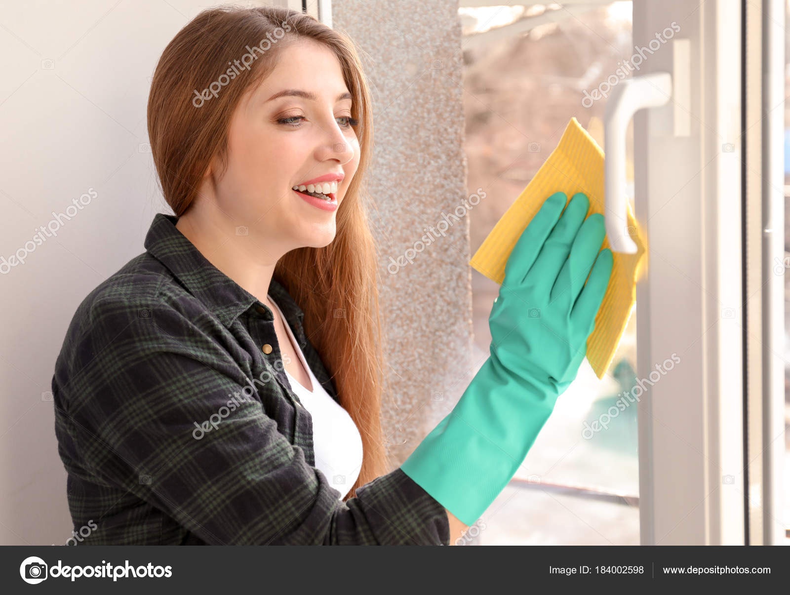 Junge Frau Putzt Fenster Haus — Stockfoto © belchonock