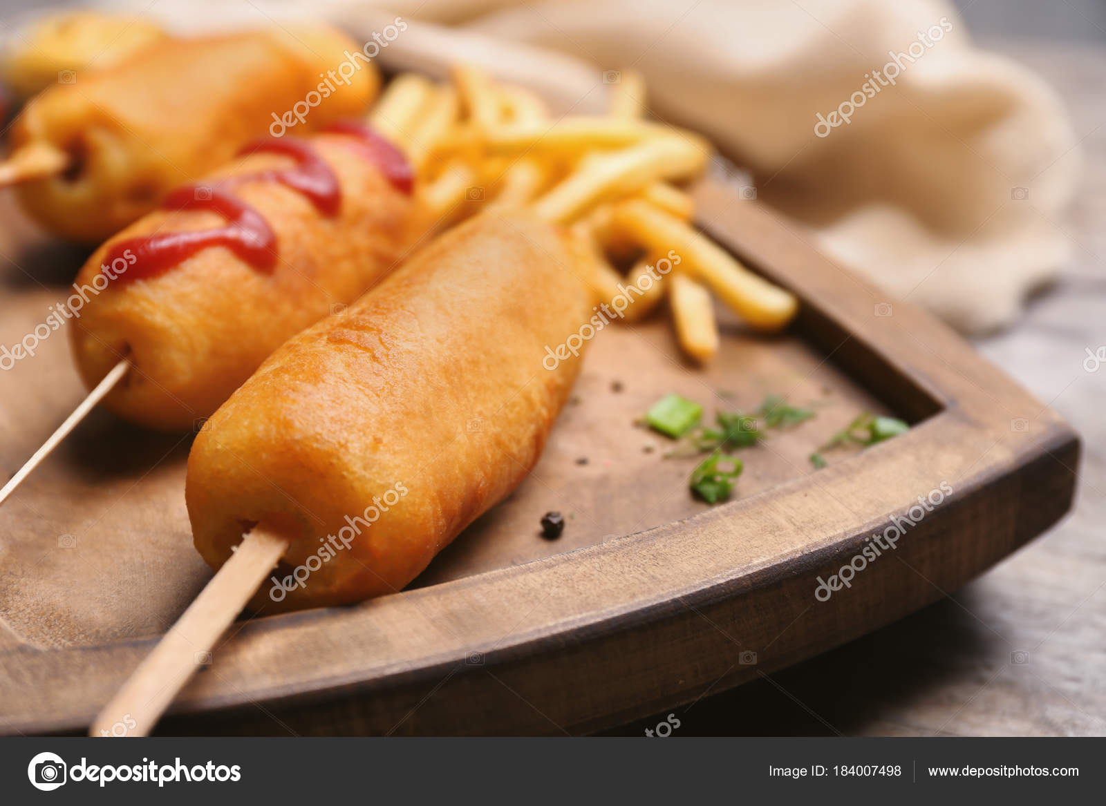 Leckere MaisHunde mit Ketchup — Stockfoto © belchonock 184007498