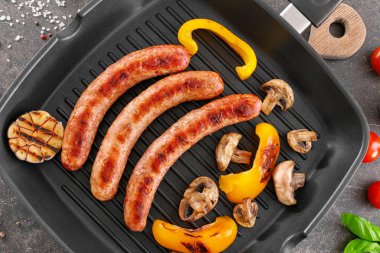 Lezzetli sosis ile ızgara tava