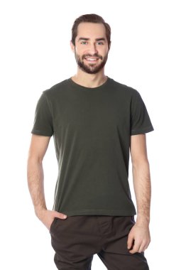 Genç adam şık tişört