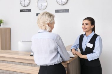 Kadın resepsiyonist otel stajyer öğretim