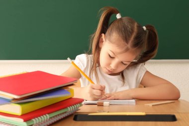 Sınıf ödev sevimli küçük kız