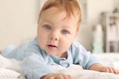 Yatakta uzanan tatlı bebek.