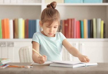 Sevimli küçük kız içeride ödev