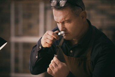 Atölye çalışmasında, closeup çalışan kuyumcu