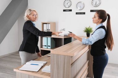 Kadın resepsiyonist otel stajyer öğretim