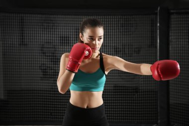 Spor salonunda genç kadın boksör portresi