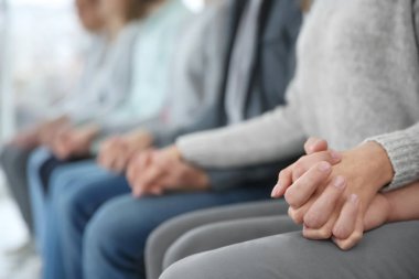 İnsanlar birlikte, el ele tutuşarak portre. Grup terapisi