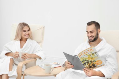 Genç çift iç rahatlatıcı bornoz