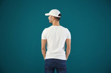 Şık t-shirt renk arka plan üzerinde genç adam. Mockup tasarım için