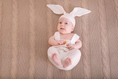 Bunny kostüm ekose, en iyi görünümü üzerinde yalan havuç ile şirin bebek