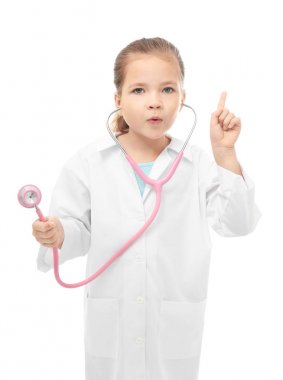 Doktor üniformalı küçük kız 