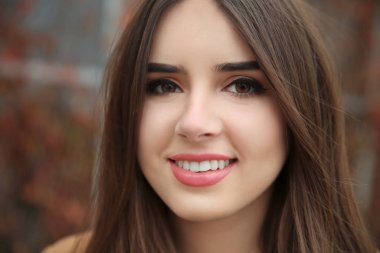 Dışarıda gülümseyen güzel bir kadın