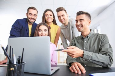 Çalışmalarında meşgul uzmanları