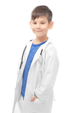 Doktor üniformalı küçük çocuk