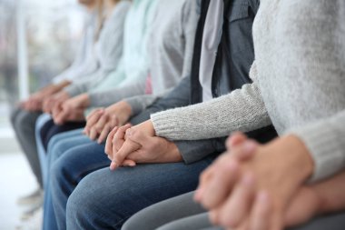 İnsanlar birlikte, el ele tutuşarak portre. Grup terapisi