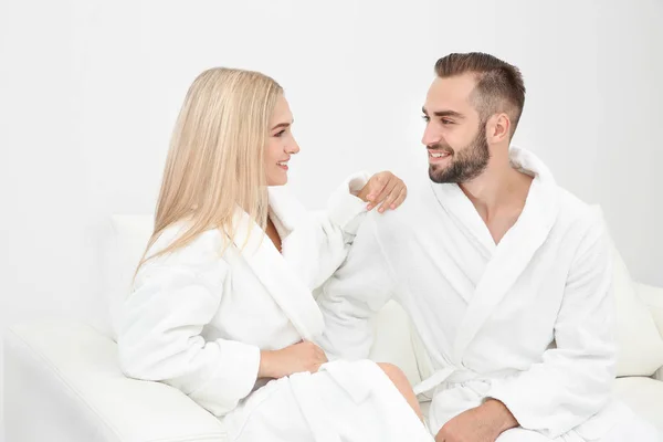 Jovem Casal Roupões Banho Relaxante Sofá — Fotografia de Stock